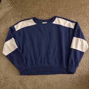 Universal Thread Blue and White Crewneck